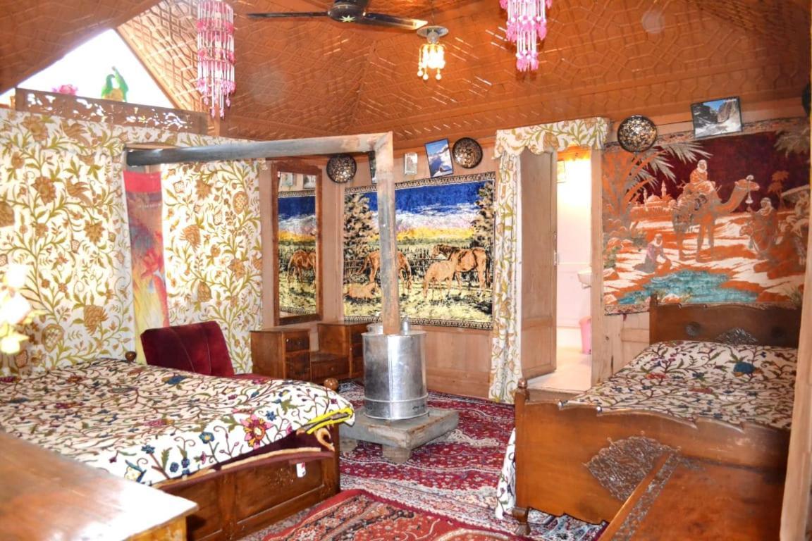 New Minar Group Of Houseboats Hotel Srīnagar Quarto foto